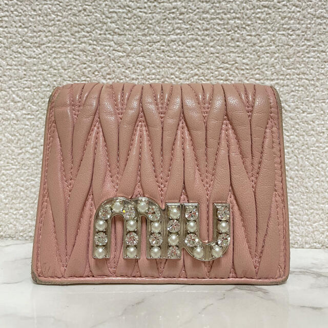 miumiu マトラッセ クリスタルウォレット ビジュー 二つ折り財布 - 財布 miumiu マトラッセ クリスタルウォレット ビジュー 二つ折り財布 - 財布