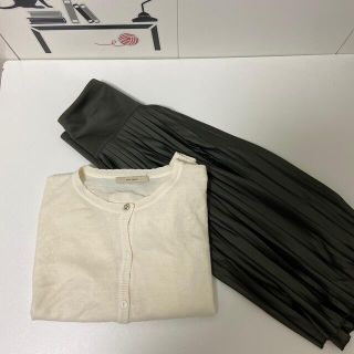 ユニクロ(UNIQLO)の春　白カーディガンLサイズ、ユニクロカーキフレアギャザースカート  L ユニクロ(セット/コーデ)