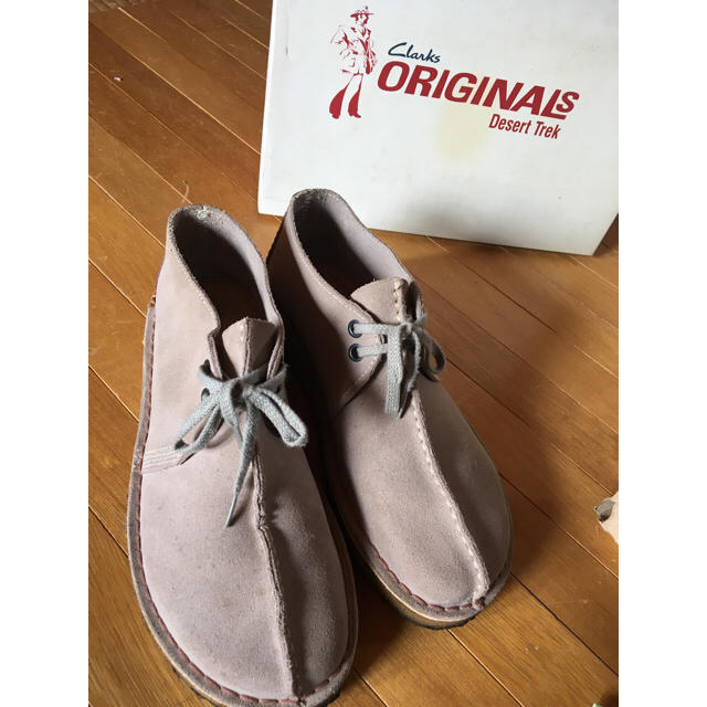 Clarks(クラークス)のclarks★男女兼用スエードワラビー★ベージュ24.5(us7) メンズの靴/シューズ(スリッポン/モカシン)の商品写真