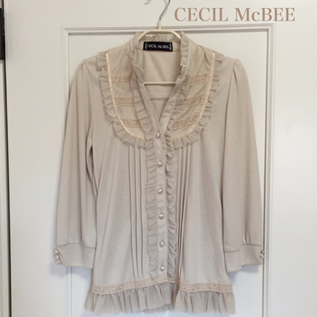 CECIL McBEE(セシルマクビー)のCECIL McBEE  シフォンフリル プリーツ 七分袖 ベージュ レディースのトップス(シャツ/ブラウス(長袖/七分))の商品写真