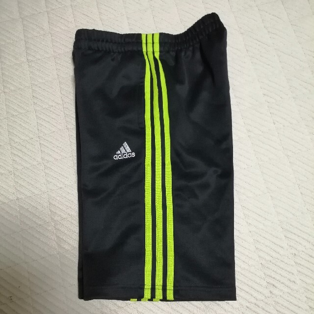 adidas(アディダス)のアディダス　短パン　１５０センチ キッズ/ベビー/マタニティのキッズ服男の子用(90cm~)(パンツ/スパッツ)の商品写真