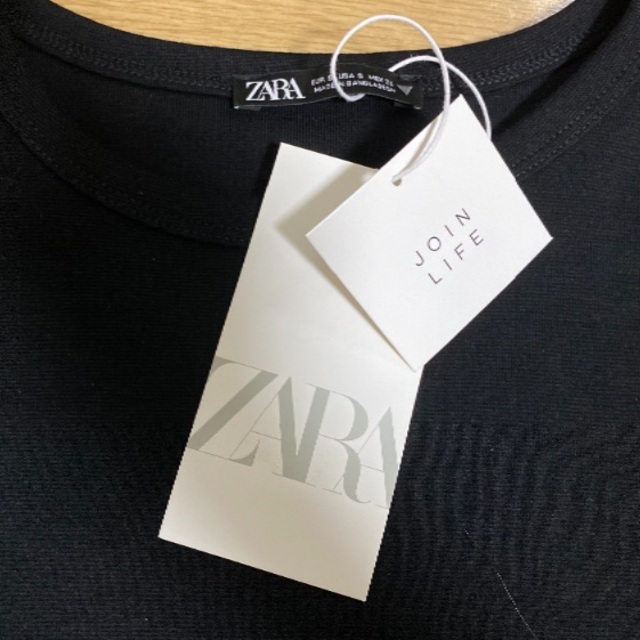 ZARA(ザラ)のZARA クロップド丈Tシャツ 黒 レディースのトップス(Tシャツ(半袖/袖なし))の商品写真