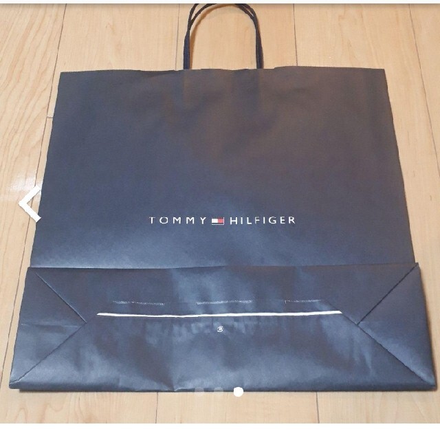 TOMMY HILFIGER(トミーヒルフィガー)のTOMMY HILFIGERショップ袋 紙袋 レディースのバッグ(ショップ袋)の商品写真