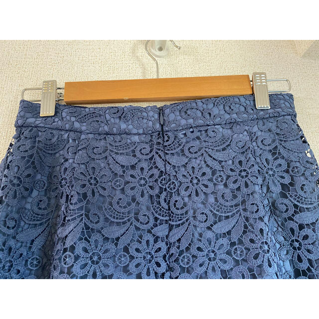 UNIQLO(ユニクロ)の人気のUNIQLOユニクロ！綺麗なブルー色の華やかおしゃれなレースのスカート美品 レディースのスカート(ひざ丈スカート)の商品写真