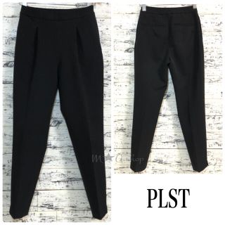 プラステ(PLST)のプラステ  テーパードパンツ　ブラック　フォーマル　黒パンツ　定番(クロップドパンツ)