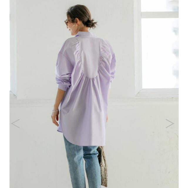 STYLE DELI(スタイルデリ)のスタイルデリ　背面ラウンドギャザーコットンBIGシャツ レディースのトップス(シャツ/ブラウス(長袖/七分))の商品写真