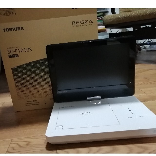 東芝(トウシバ)の東芝レグザ SD-P1010S ポータブルDVDプレーヤー箱付 スマホ/家電/カメラのテレビ/映像機器(DVDプレーヤー)の商品写真