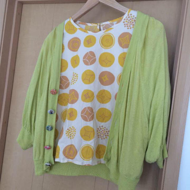 chambre de charme(シャンブルドゥシャーム)のシャンブルドゥシャーム 半袖シャツと、アイアムアイの黄緑カーディガン レディースのトップス(シャツ/ブラウス(半袖/袖なし))の商品写真