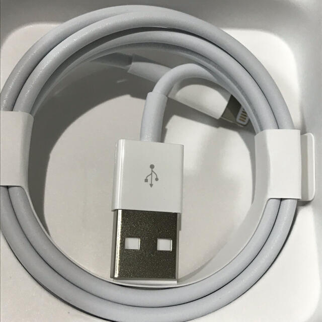 Apple(アップル)のiPhone 純正　付属品　充電ケーブルと ACアダプタのセット スマホ/家電/カメラのスマートフォン/携帯電話(バッテリー/充電器)の商品写真