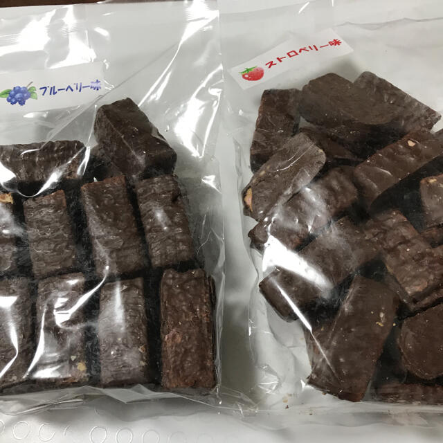 チョコ掛けパイサンド　イチゴ、ブルーベリー 食品/飲料/酒の食品(菓子/デザート)の商品写真