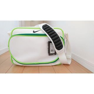 ナイキ(NIKE)の新価格！【未使用】ナイキエナメルショルダーバッグ スモールサイズ(ショルダーバッグ)