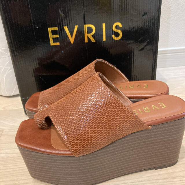 EVRIS(エヴリス)の新品　未使用　トングウエッジサンダル　 レディースの靴/シューズ(サンダル)の商品写真