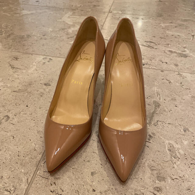 Christian Louboutin(クリスチャンルブタン)のhoney様　エナメルパンプス　ヌード　ベージュ　8.5センチヒール　24.5 レディースの靴/シューズ(ハイヒール/パンプス)の商品写真