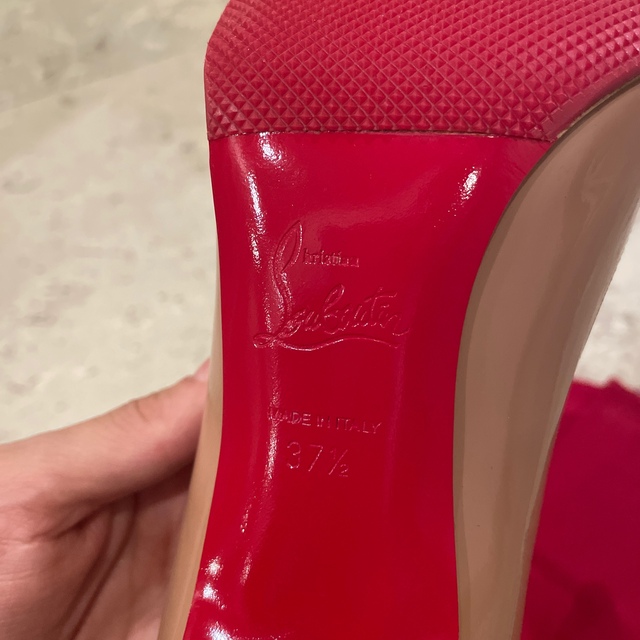 Christian Louboutin(クリスチャンルブタン)のhoney様　エナメルパンプス　ヌード　ベージュ　8.5センチヒール　24.5 レディースの靴/シューズ(ハイヒール/パンプス)の商品写真