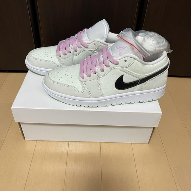 NIKE(ナイキ)のNIKE WMS AIR JORDAN1 LOW SE レディースの靴/シューズ(スニーカー)の商品写真