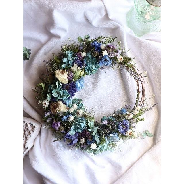 春の青い花とアンティーク紫陽花の三日月リース。ドライフラワーリース。紫陽花リース