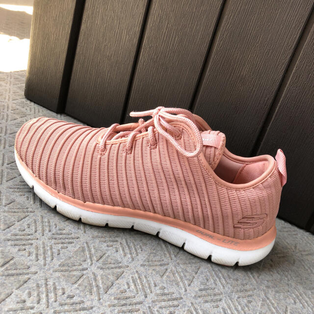 SKECHERS(スケッチャーズ)のsketchers 23.5cm スニーカー　ピンクリボン　軽量 レディースの靴/シューズ(スニーカー)の商品写真