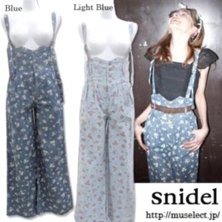 スナイデル(SNIDEL)のsnidel スナイデル　小花柄　デニム　サロペット(サロペット/オーバーオール)