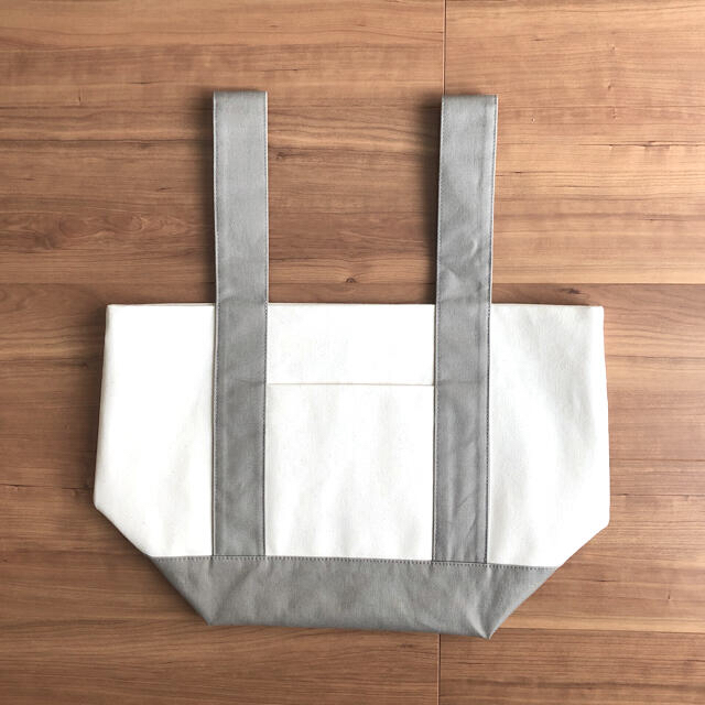 変わった持ち手のトートバッグ（大）　　　白×チャコールグレー ハンドメイドのファッション小物(バッグ)の商品写真