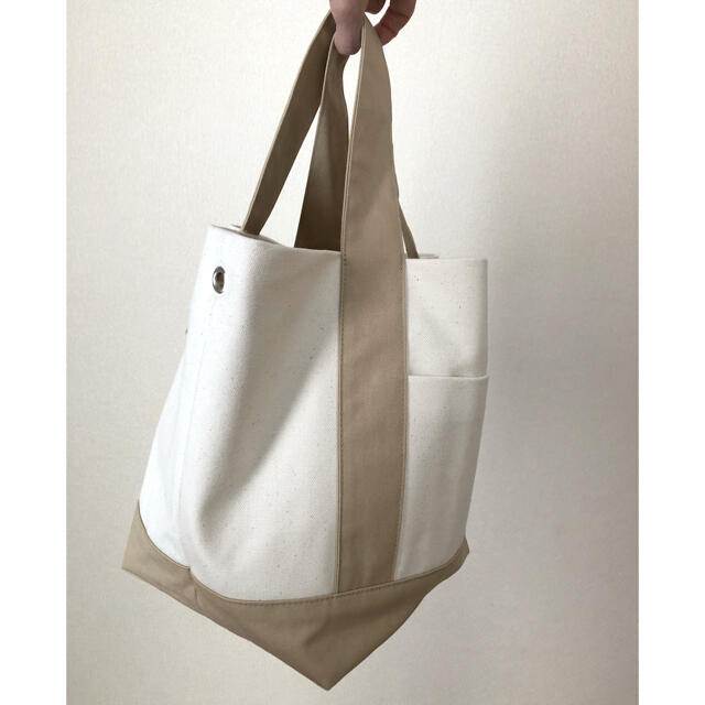 変わった持ち手のトートバッグ（大）　　　白×ベージュ ハンドメイドのファッション小物(バッグ)の商品写真