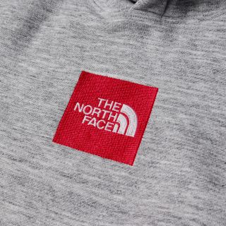 ザノースフェイス(THE NORTH FACE)のTHE NORTH FACE ノースフェイス BOXロゴ  赤 パーカー(パーカー)