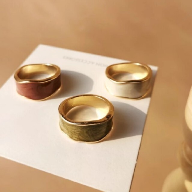 Ungrid(アングリッド)のゴールド×ホワイト　デザインリング 指輪 ゴールドリング レディースのアクセサリー(リング(指輪))の商品写真