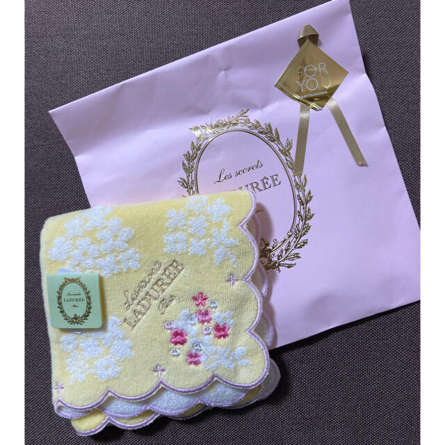 LADUREE(ラデュレ)の新品　ラデュレ　タオルハンカチ レディースのファッション小物(ハンカチ)の商品写真