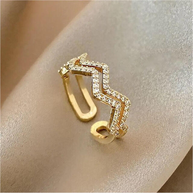 SALE！ウェーブリング　ゴールド　フリーサイズ　韓国ファッション レディースのアクセサリー(リング(指輪))の商品写真