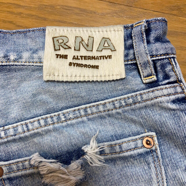 RNA(アールエヌエー)のRNA ダメージデニムショートパンツ レディースのパンツ(ショートパンツ)の商品写真