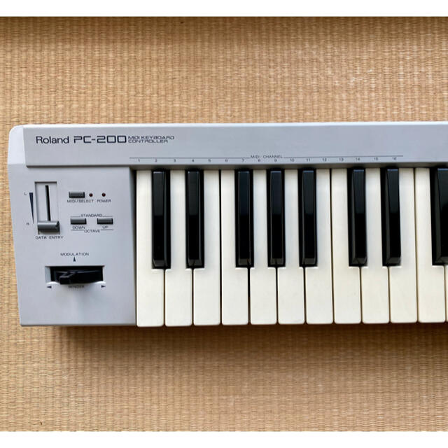 Roland(ローランド)のRoland PC-200 MIDIキーボード・コントローラー 楽器のDTM/DAW(MIDIコントローラー)の商品写真