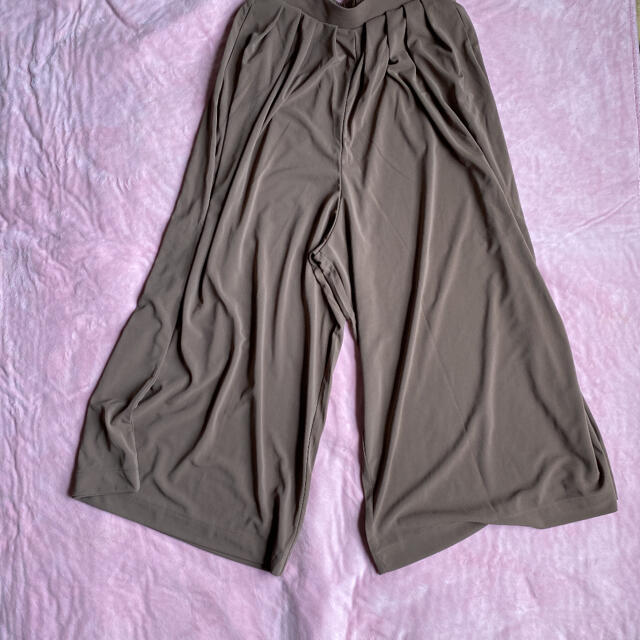 UNIQLO(ユニクロ)のユニクロ　クレープジャージー　スカートパンツ　ブラウン レディースのパンツ(カジュアルパンツ)の商品写真