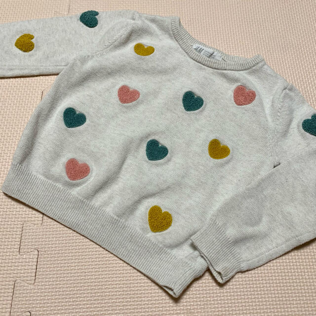 H&M(エイチアンドエム)のH&M ニット　90 ハート　女の子　長袖 キッズ/ベビー/マタニティのキッズ服女の子用(90cm~)(ニット)の商品写真