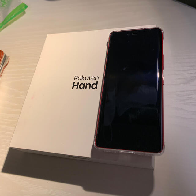 Rakuten(ラクテン)のRakuten Hand クリムゾンレッド［純正クリアケース付き］ スマホ/家電/カメラのスマートフォン/携帯電話(スマートフォン本体)の商品写真