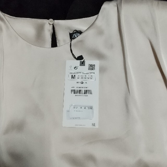 ZARA(ザラ)のZARA サテン ショルダーパット ゴールド レディースのトップス(シャツ/ブラウス(半袖/袖なし))の商品写真