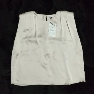 ザラ(ZARA)のZARA サテン ショルダーパット ゴールド(シャツ/ブラウス(半袖/袖なし))