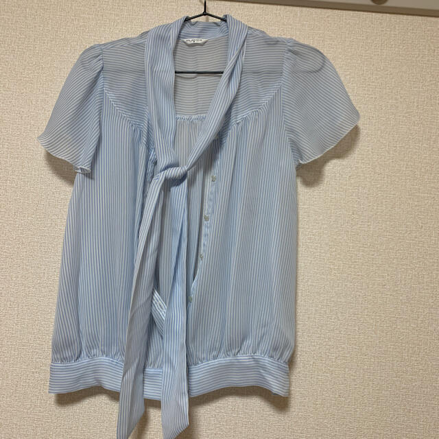 ブルーのストライプ　ブラウス レディースのトップス(シャツ/ブラウス(半袖/袖なし))の商品写真