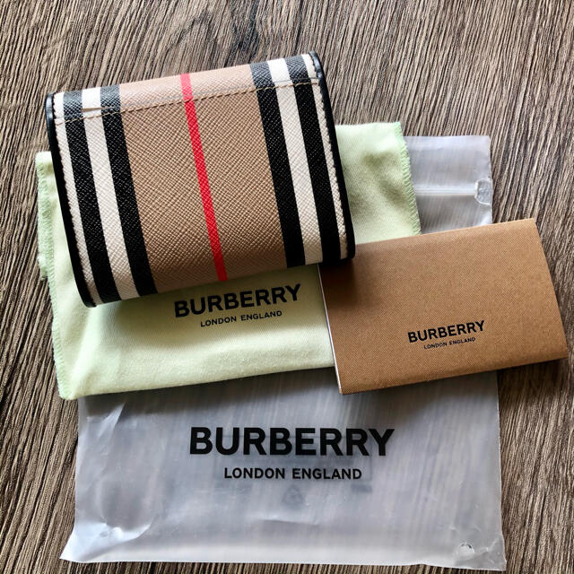 BURBERRY(バーバリー)の新品 BURBERRY バーバリーチェック 三つ折り財布 新作♫ レディースのファッション小物(財布)の商品写真