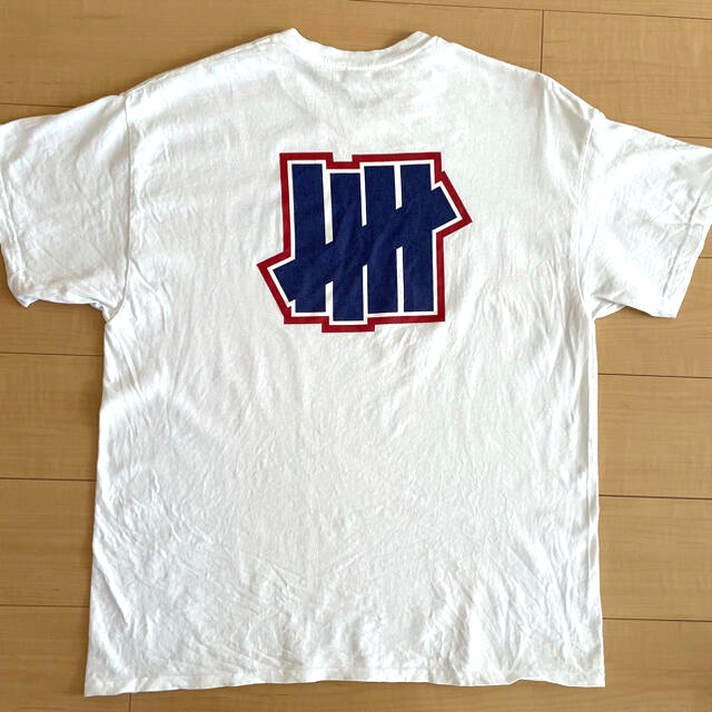 UNDEFEATED(アンディフィーテッド)のundefeated ロゴT white XL メンズのトップス(Tシャツ/カットソー(半袖/袖なし))の商品写真