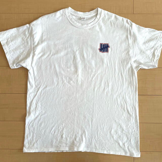 UNDEFEATED(アンディフィーテッド)のundefeated ロゴT white XL メンズのトップス(Tシャツ/カットソー(半袖/袖なし))の商品写真