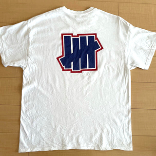 アンディフィーテッド(UNDEFEATED)のundefeated ロゴT white XL(Tシャツ/カットソー(半袖/袖なし))