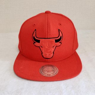 ミッチェルアンドネス(MITCHELL & NESS)のミッチェルアンドネス　NBA シカゴブルズ　キャップ　赤　スナップバック(キャップ)