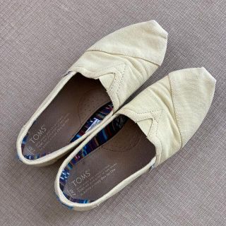 トムズ(TOMS)の☆専用☆ トムズ　フラットシューズ　クリーム色　23.5 24(スリッポン/モカシン)