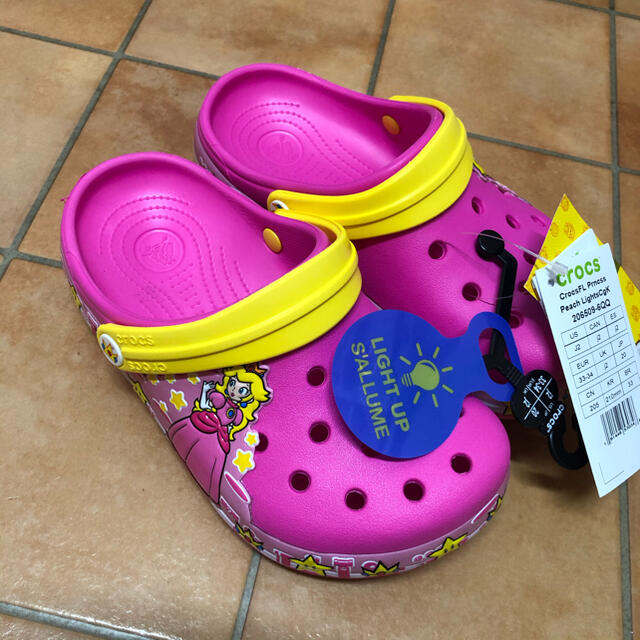 crocs(クロックス)の専用　　✴︎クロックス  ピーチ姫　J2 20センチ キッズ/ベビー/マタニティのキッズ靴/シューズ(15cm~)(サンダル)の商品写真
