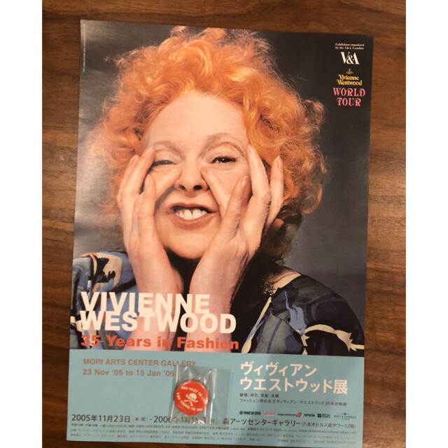 Vivienne Westwood(ヴィヴィアンウエストウッド)の希少！ヴィヴィアンウエストウッド展　限定販売缶バッジとチラシのセット！ レディースのファッション小物(その他)の商品写真