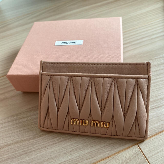 miumiu定期入れ（箱付き）