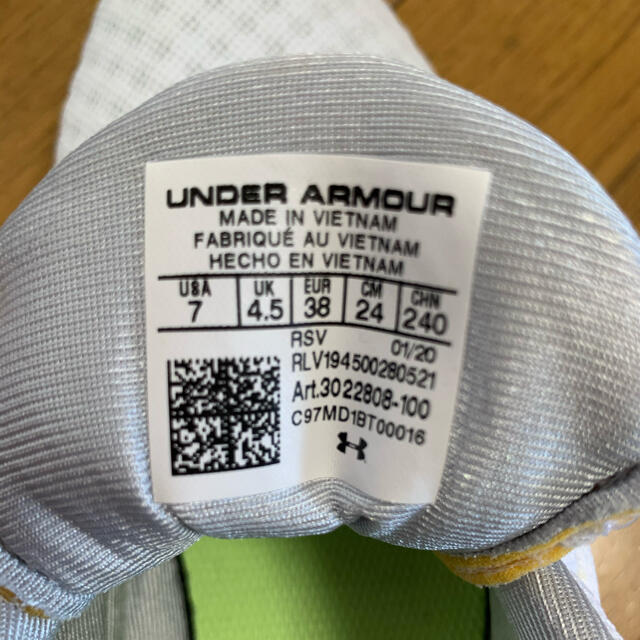 UNDER ARMOUR(アンダーアーマー)の★新品★アンダーアーマーレディースシューズ24㎝サイズ感小さめ レディースの靴/シューズ(スニーカー)の商品写真