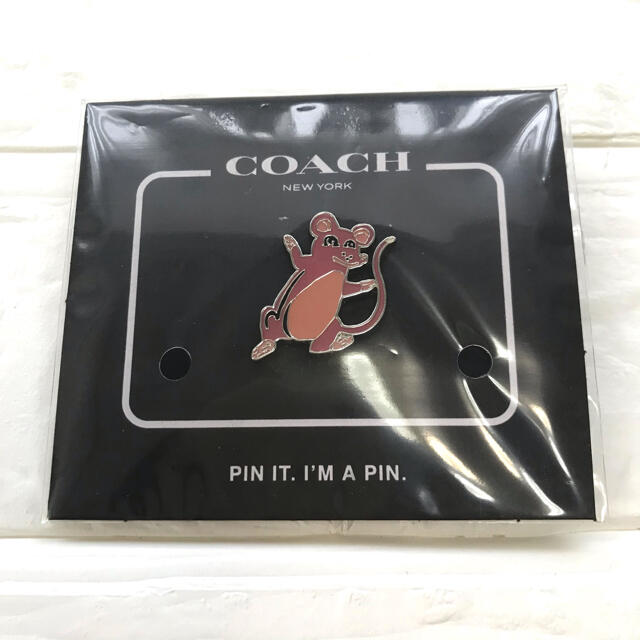 COACH(コーチ)の【COACH コーチ】中古　ピンバッチ　ネズミ　茶色　ブラウン インテリア/住まい/日用品の文房具(ノート/メモ帳/ふせん)の商品写真