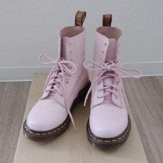 ドクターマーチン(Dr.Martens)のピンクのブーツ(ブーツ)