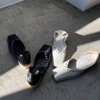 アメリヴィンテージ(Ameri VINTAGE)のAmeri Vintage STUDS WOOD HEEL BABOOSH(ローファー/革靴)