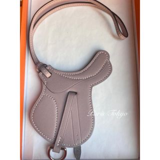 エルメス(Hermes)の新品 エルメスパドック・セル バッグチャーム グリシーヌ グリシン スイフト(チャーム)